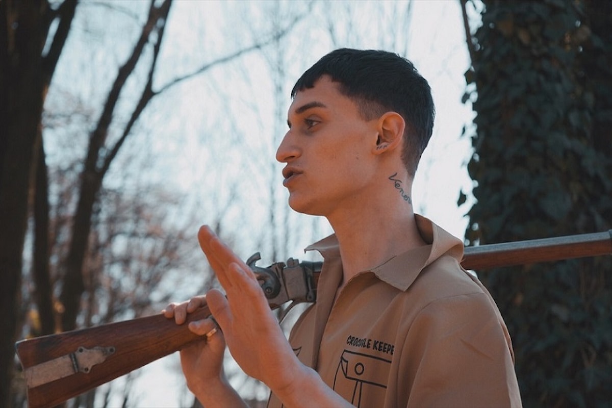 Big Brown, un trapper “khaki scout”: il video di “Uh mama”
