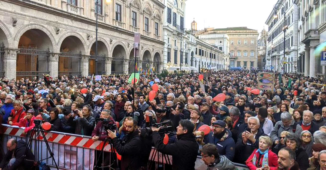 A riempire piazza Santi Apostoli stavolta tocca alle sardine arrivate a Roma nel loro viaggio dal nord al sud