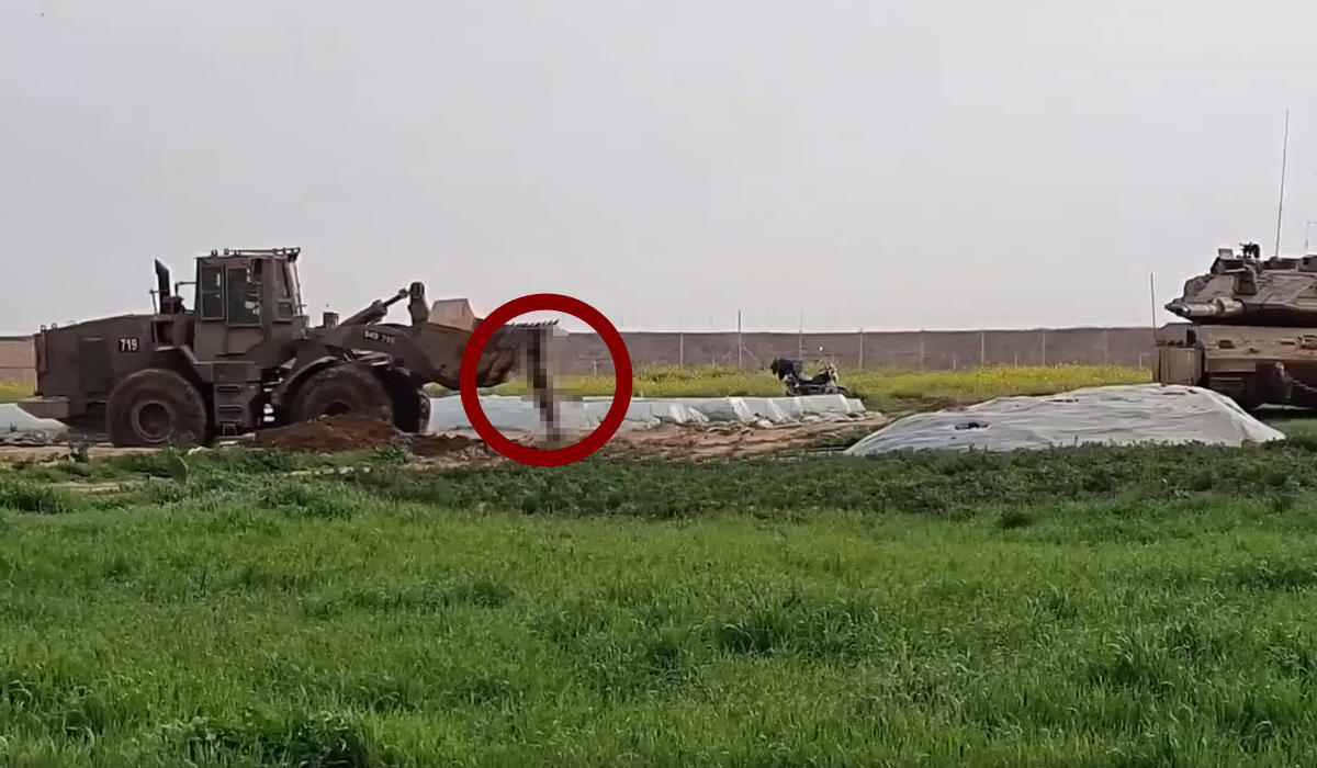 Al confine di Gaza militari israeliani martirizzano il corpo di un palestinese ucciso con un bulldozer