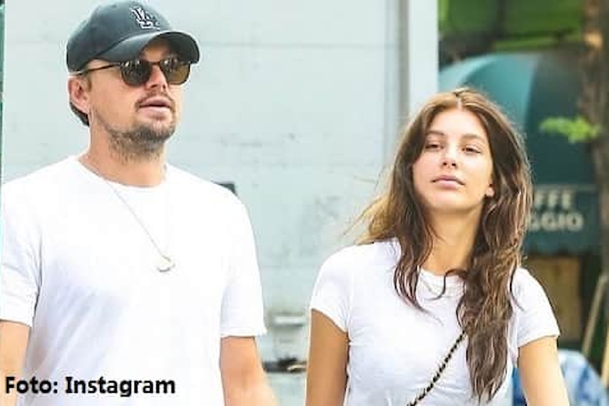 Leonardo DiCaprio e Camila Morrone con le mascherine chirurgiche mentre portano a spasso il loro cane