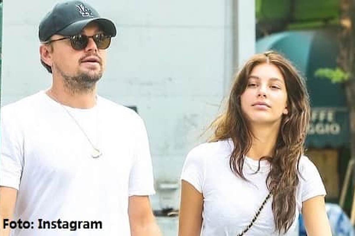 Leonardo DiCaprio e Camila Morrone con le mascherine chirurgiche mentre portano a spasso il loro cane