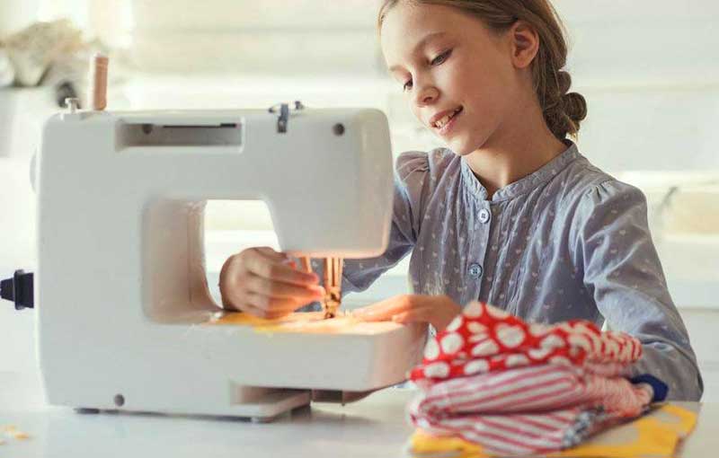 Macchina da cucire giocattolo per bambina: modelli di grande qualità theo klein e buki france con accessori da ricamo e stoffe colorate