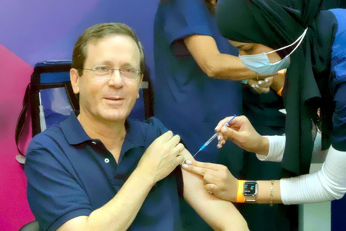 Israele ha iniziato la somministrazione della terza dose del vaccino anti-Covid di Pfizer