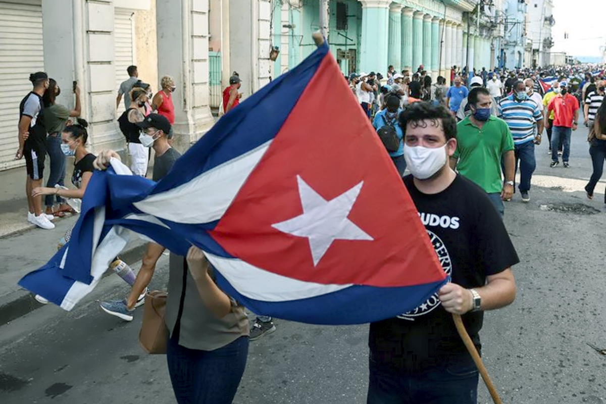 Domenica i cubani hanno manifestato all'Avana chiedendo cibo, libertà e vaccini