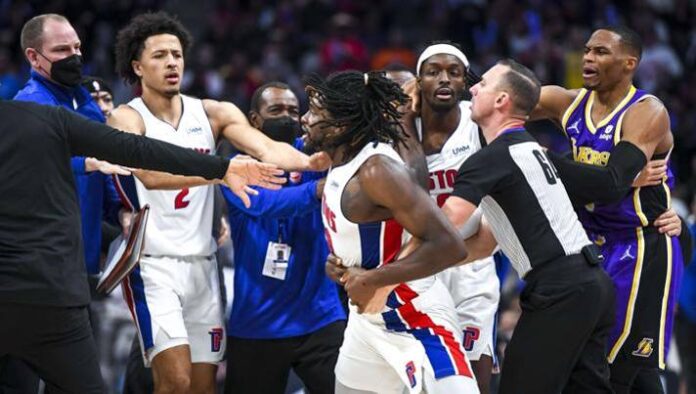 NBA, Detroit - Lakers: follia in campo
