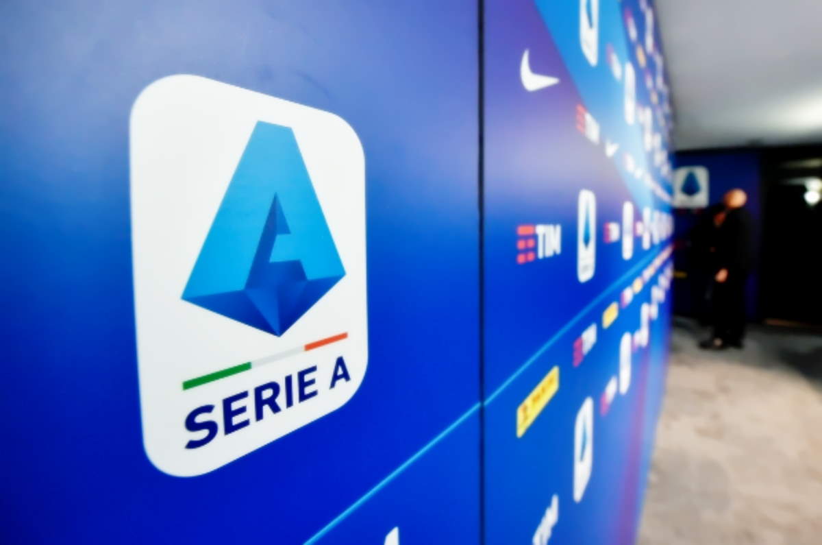 Già una quarantina i calciatori contagiati in Serie A: comincia a circolare l'ipotesi di un rinvio per le gare di Befana