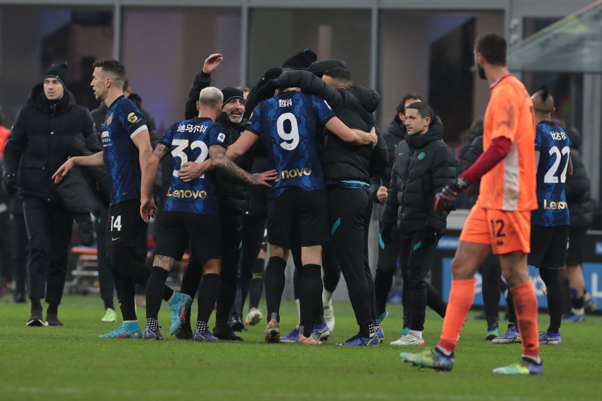 L'Inter fatica ma vince 2-1 in casa contro il Venezia e consolida il vantaggio sul Milan prima del derby