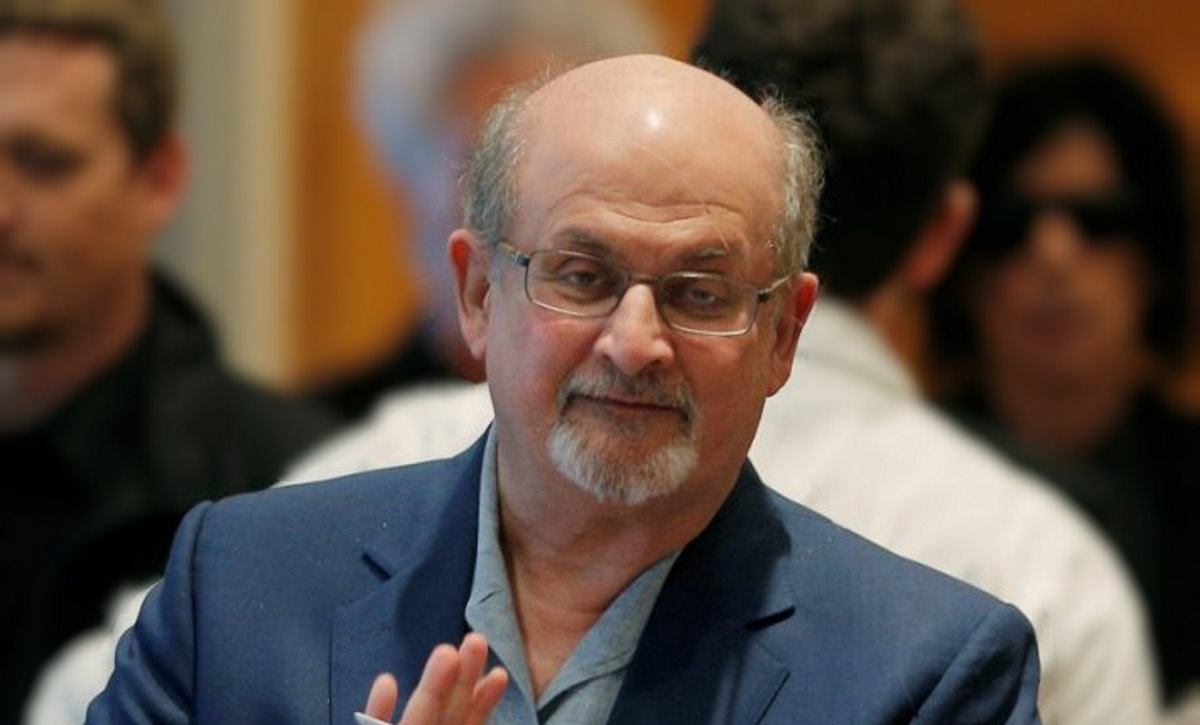 Salman Rushdie sta meglio. Il suo aggressore è stato arrestato ma si dichiara non colpevole