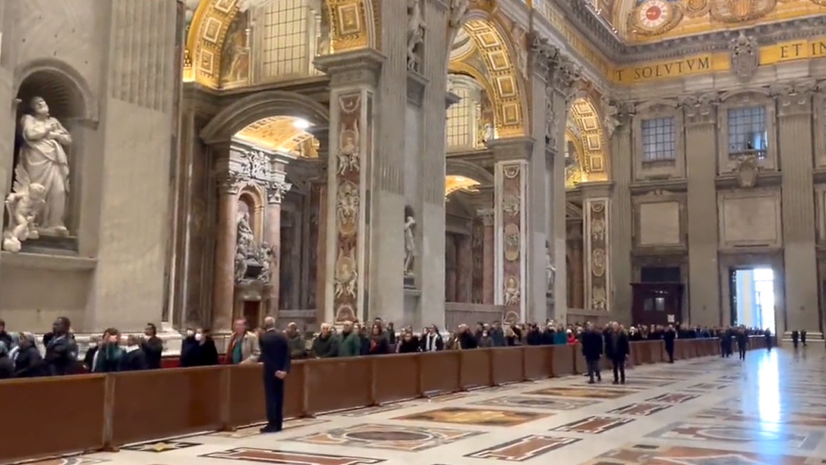 È arrivato a 100mila il numero delle persone che hanno finora reso omaggio alla salma di Benedetto XVI