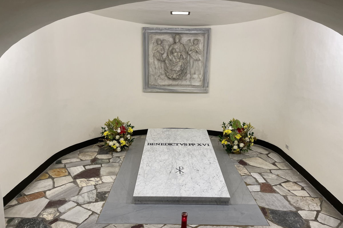 Riaperte al pubblico le Grotte vaticane dove adesso è possibile visitare anche la tomba di Benedetto XVI