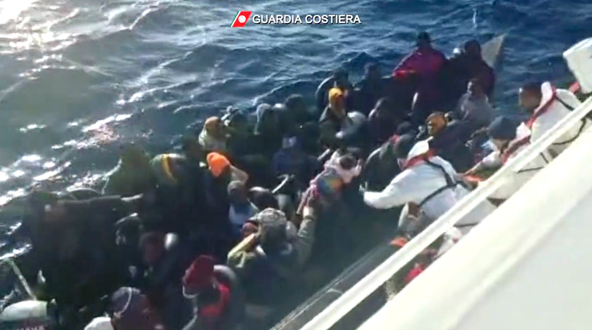 Continuano senza tregua sbarchi e salvataggi di migranti tra Sicilia e Calabria: oltre 3mila gli arrivi negli ultimi giorni
