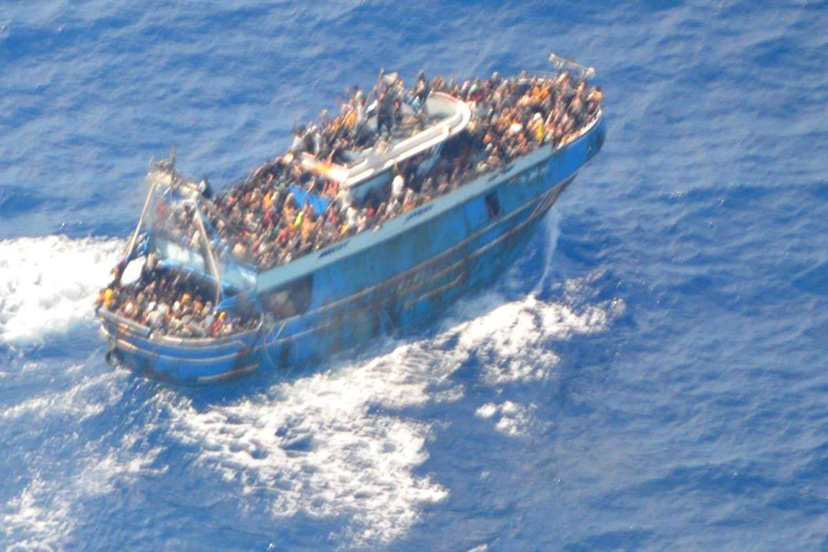La Guardia Costiera greca stava rimorchiando l'imbarcazione con i 750 migranti a bordo quando questa si è rovesciata?