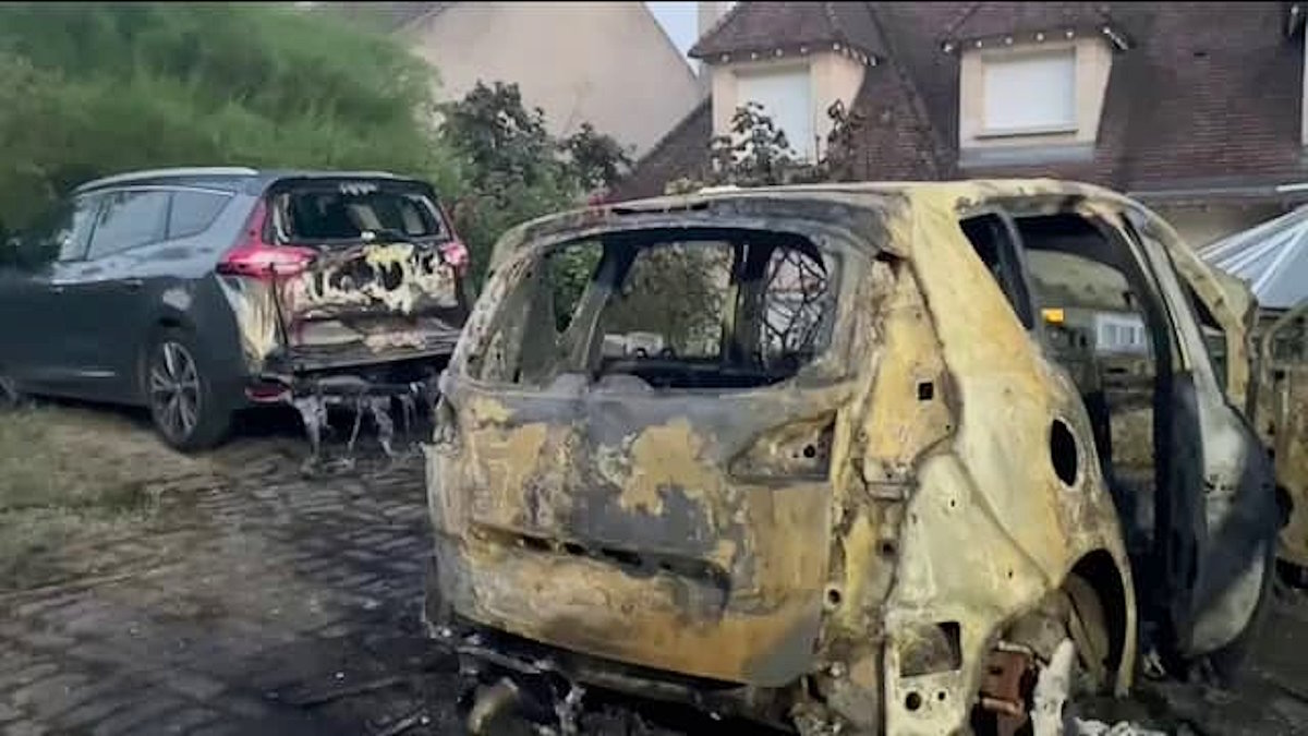 Francia: l'appello della nonna di Nahel M affinché le violenze cessino, dopo che un auto è stata lanciata contro l'abitazione del sindaco di l'Haÿ-les-Rose