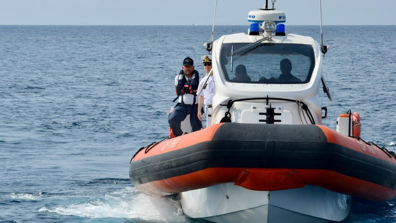 Migranti: 41 morti in un naufragio al largo della Tunisia, i 4 sopravvissuti portati a Lampedusa dalla Guardia Costiera