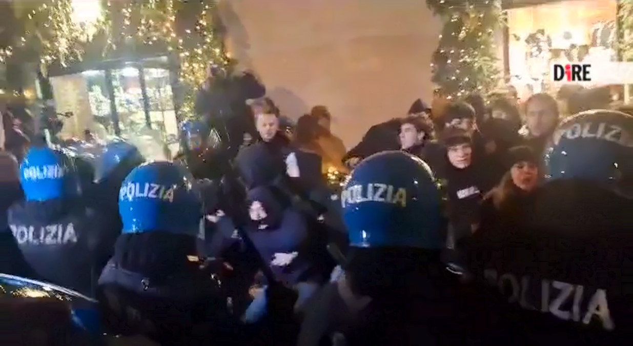 Roma: gli studenti protestano e la polizia... mena!