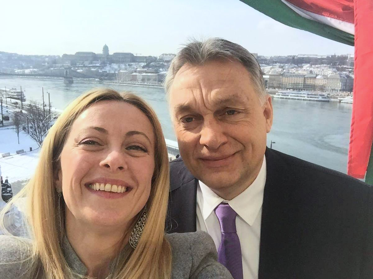 Orban tiene in carcere da più di un anno la cittadina italiana Ilaria Salis e Meloni ignora gli appelli del padre