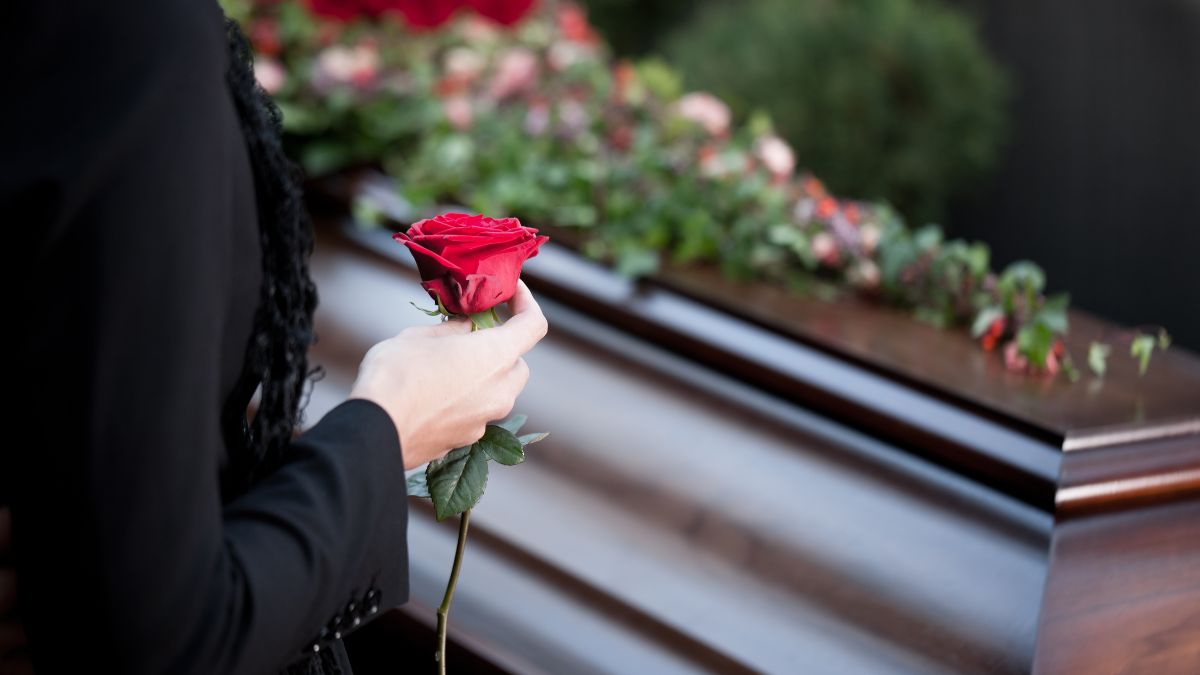 Folklore Legato ai Funerali: Un'Indagine nelle Superstizioni e nei Simboli della Morte