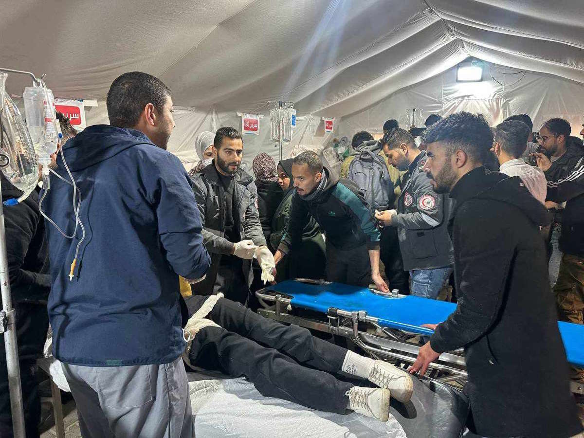 Israele ha bombardato l'ospedale Nasser di Khan Younis dopo aver detto a sanitari e pazienti che potevano rimanere nella struttura