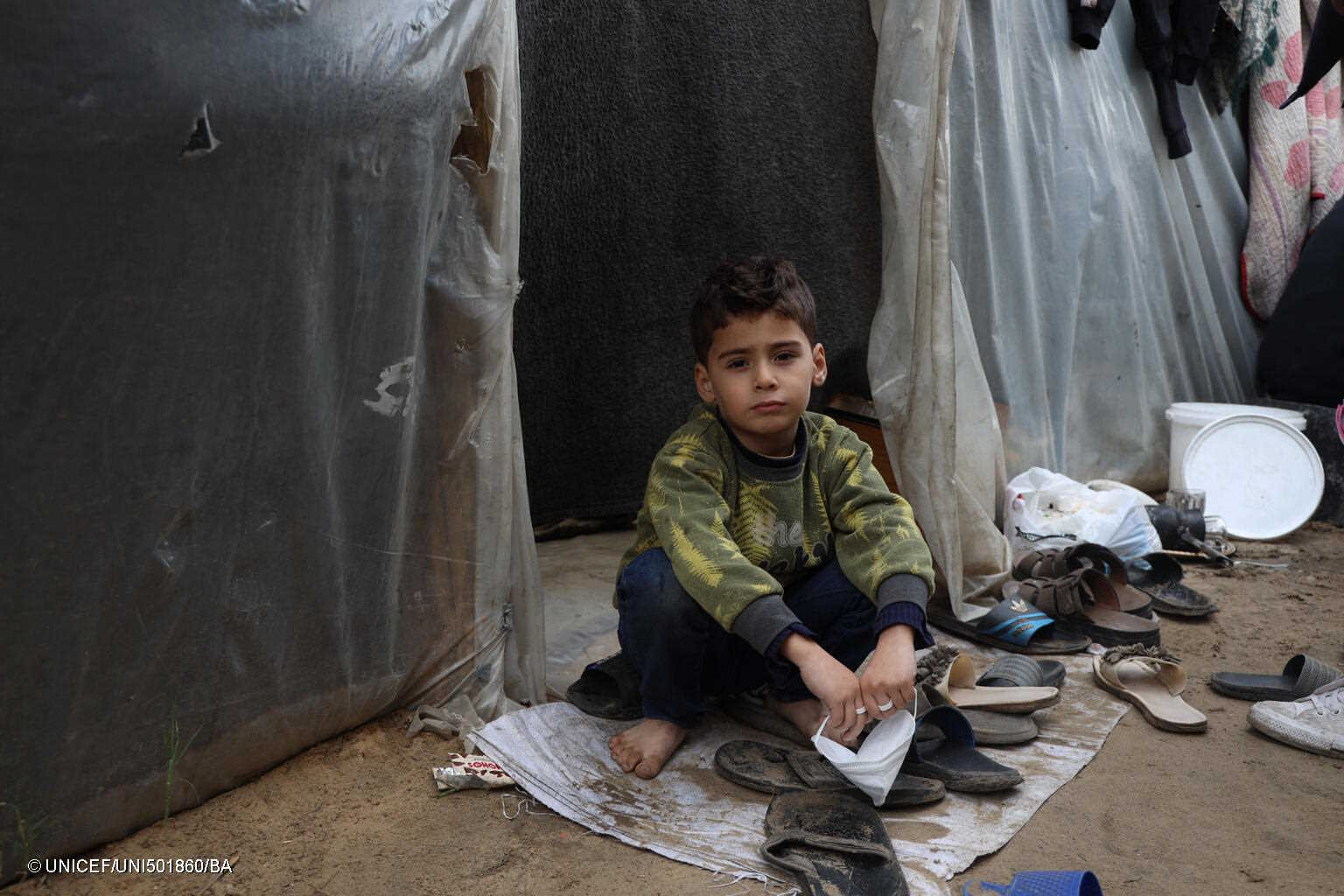 UNICEF: nella Striscia di Gaza tra gli sfollati sono almeno 17.000 i bambini con accompagnati