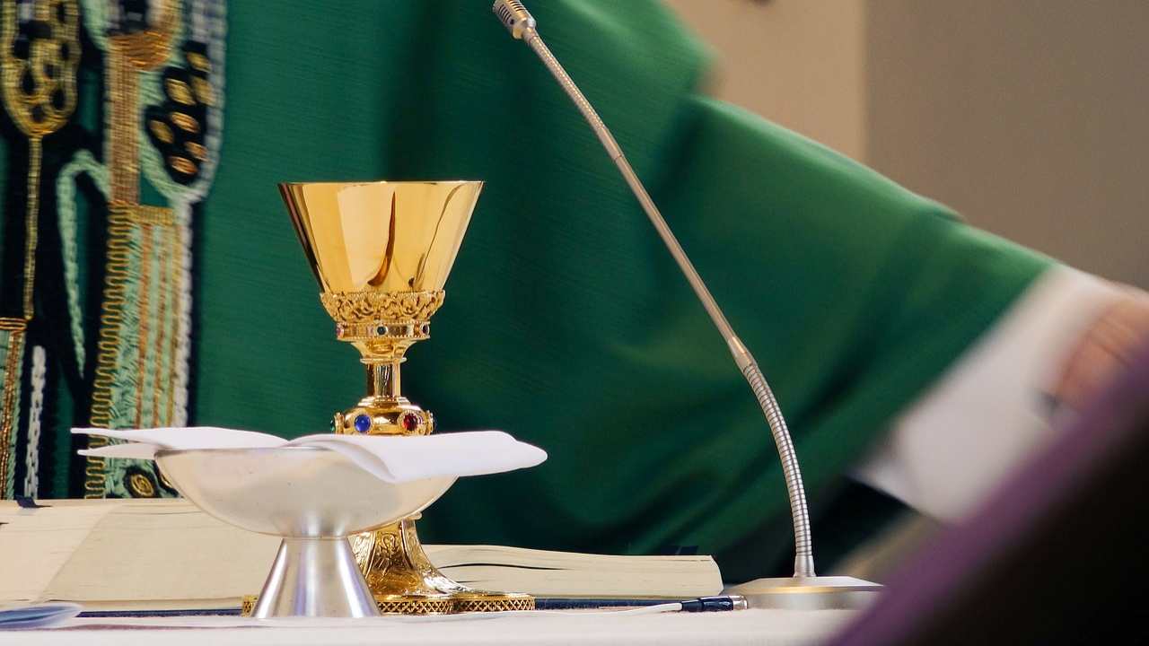 Vocazione sacerdotale per i preti sposati. “Tu sei sacerdote per sempre, in eterno, recita il versetto cantato in occasione dell’ordinazione presbiterale