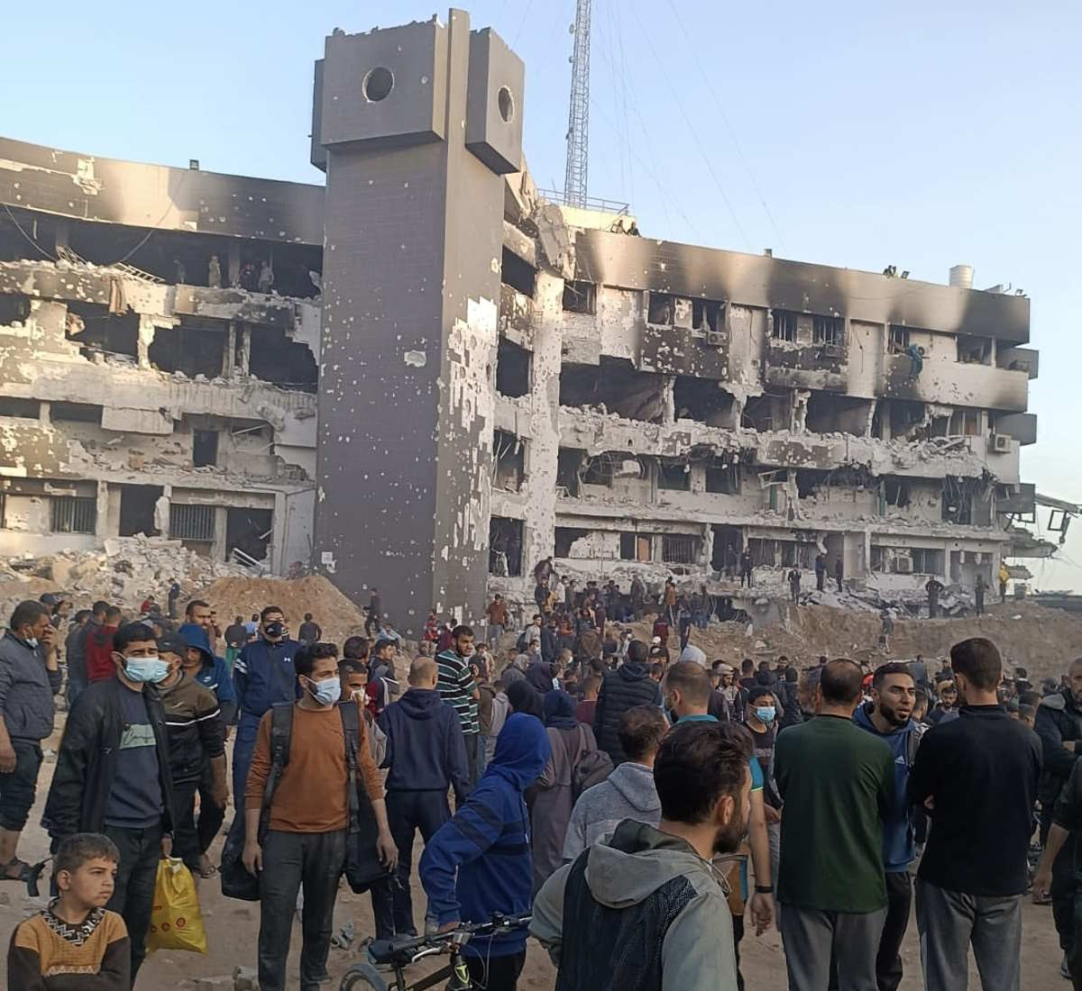 Gaza City, l'esercito israeliano ha tolto l'assedio all'ospedale Al-Shifa dopo aver compiuto nuovi crimini di guerra