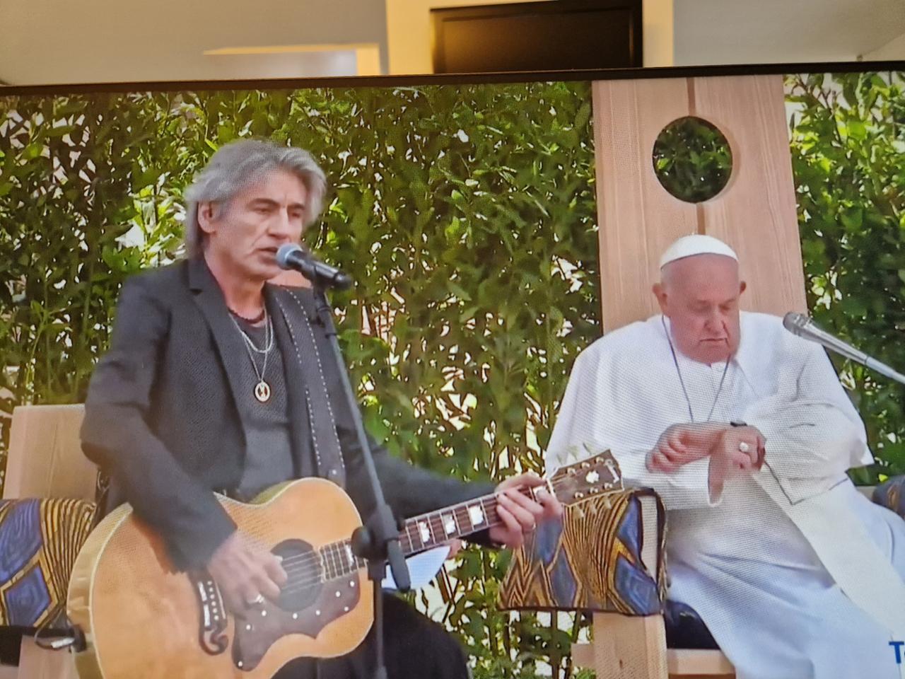 Ligabue canta Non so quanto tempo rimane, il Papa guarda l'orologio. Meglio che si affretti sulla riforma Chiesa, anche sui preti sposati