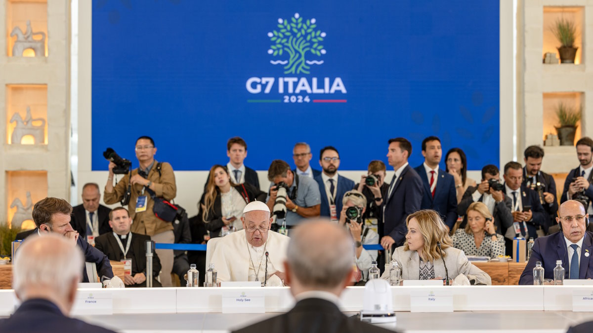 Venerdì il Papa ha incontrato prima i comici veri in Vaticano e poi si è recato al G7 in Puglia per incontrare dei comici falliti