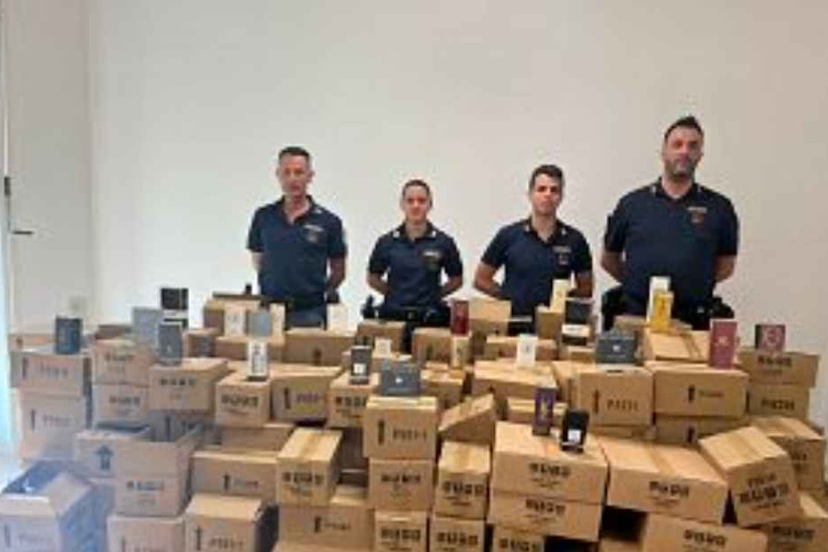 Arezzo: sequestrati profumi contraffatti e capi d'abbigliamento rubati