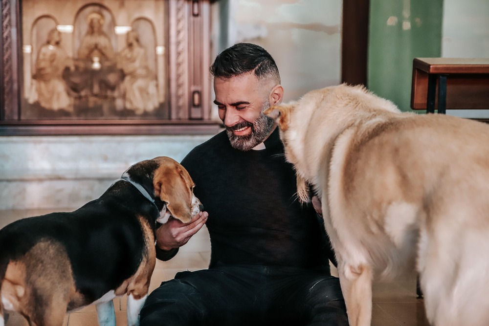 Don Cosimo Schena in un video ritorna a chiedere di non abbandonare gli animali