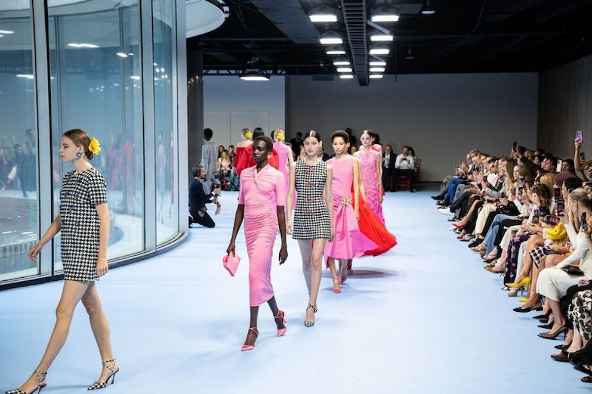 Carolina Herrera alla New York Fashion Week: Tra Bianco e Nero e Colori Audaci