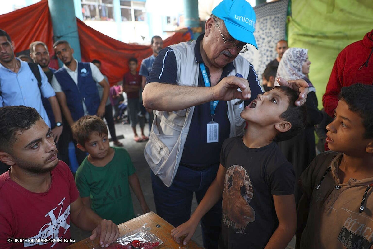 Giornata Mondiale della Polio: l'85% dei bambini colpiti dalla polio nel 2023 viveva in paesi fragili e colpiti da conflitto