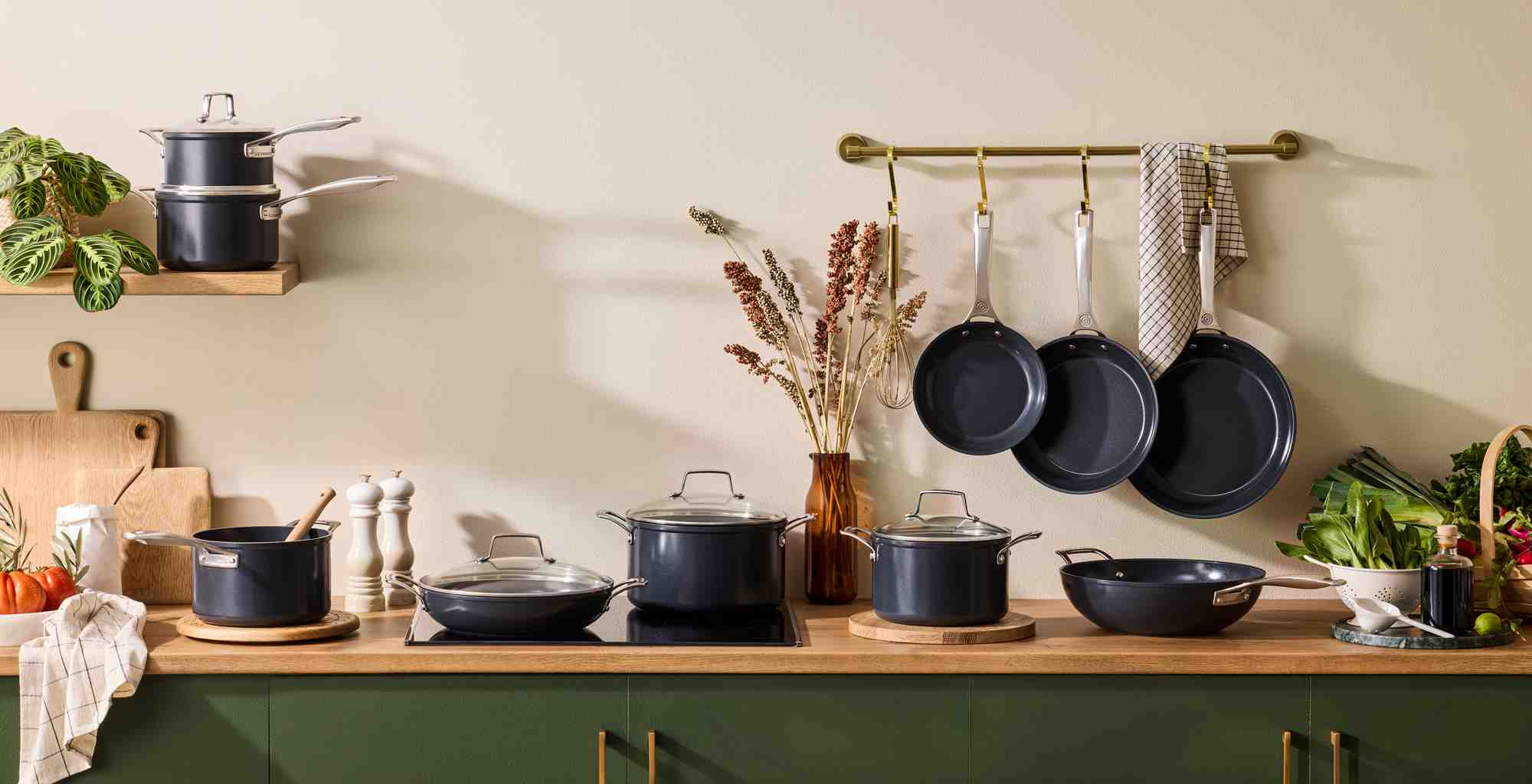 LE CREUSET presenta la nuova linea essential antiaderente con rivestimento in ceramica