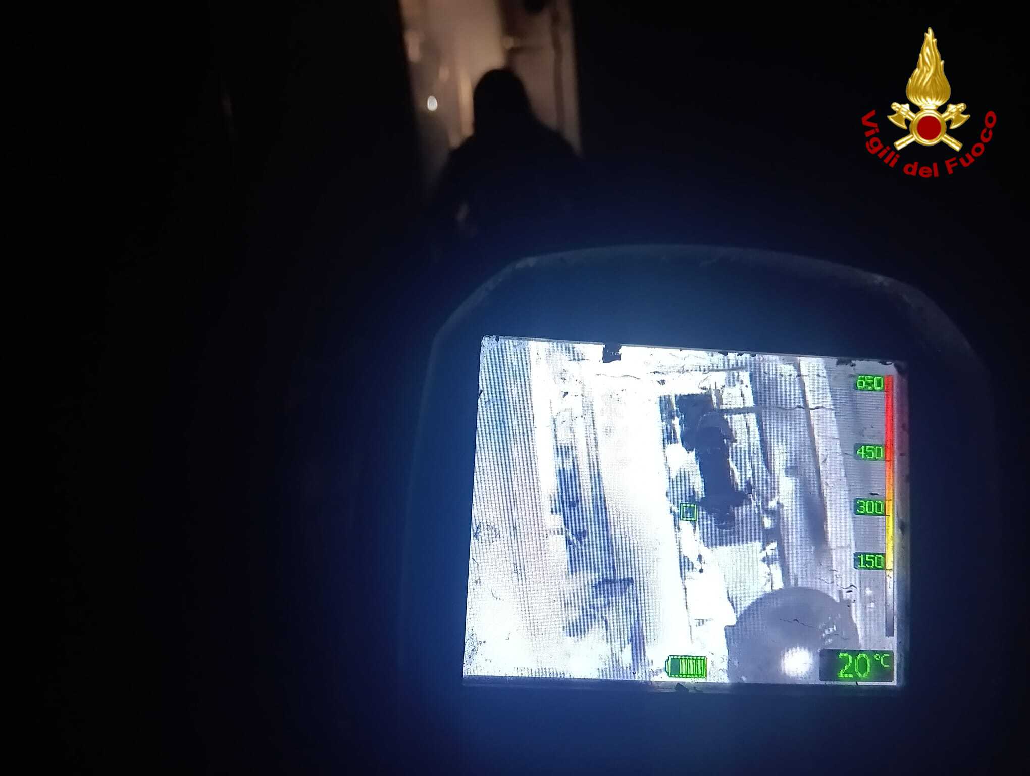 Incendio a Genova-Cornigliano: vigili del fuoco salvano due donne e un bimbo. Le foto
