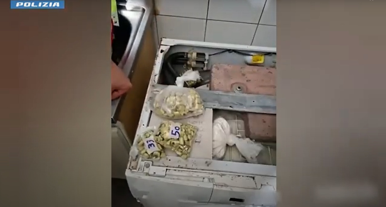 TORINO - VIDEO: blitz della Polizia a Barriera di Milano! Sequestrate oltre 1000 dosi di cocaina e crack, 2 arresti e 78.000 € in contanti!