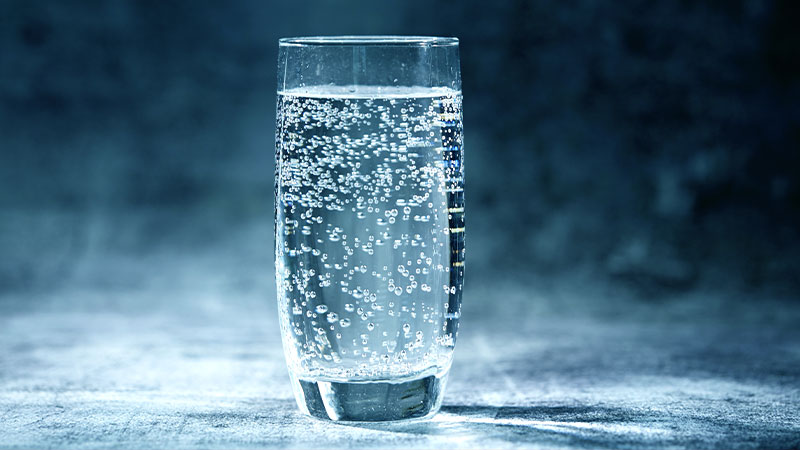 L'acqua frizzante fa davvero male?