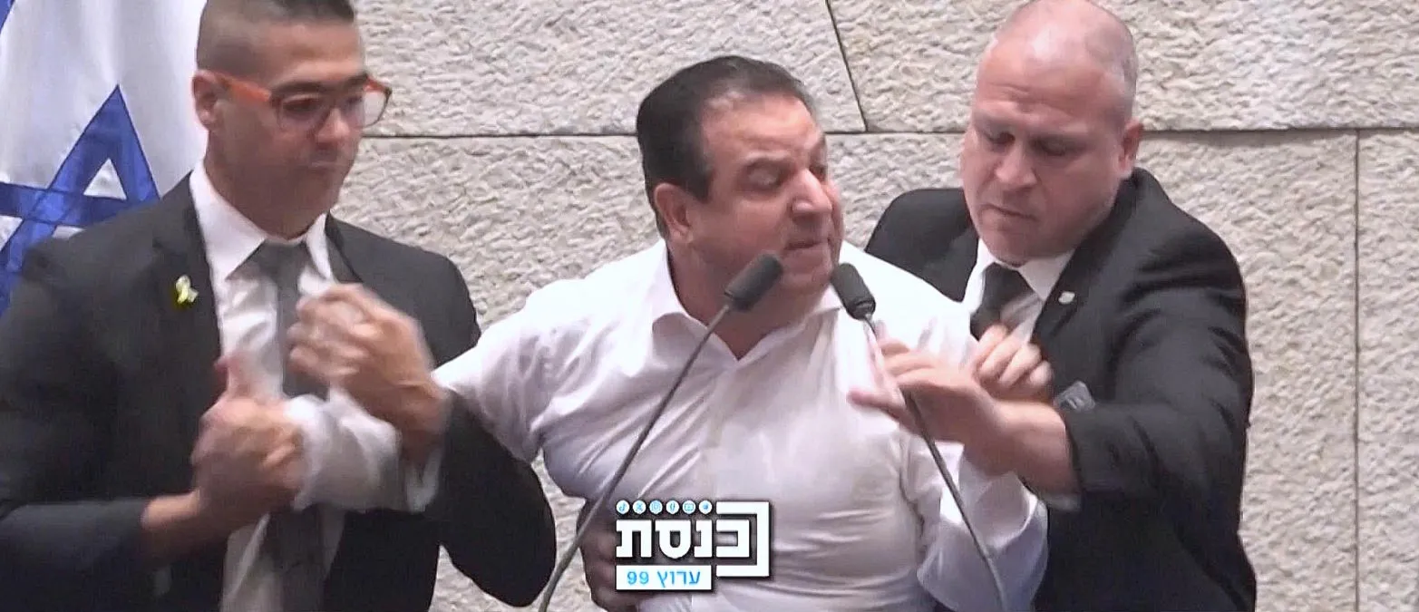 Israele, perla di democrazia: 70 parlamentari chiedono l'espulsione di Ayman Odeh per le sue dichiarazioni su Gaza