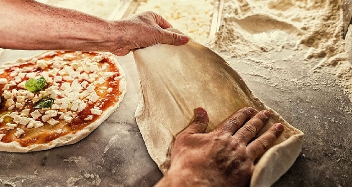 Anche per fare la pizza serve l'albo dei pizzaioli?