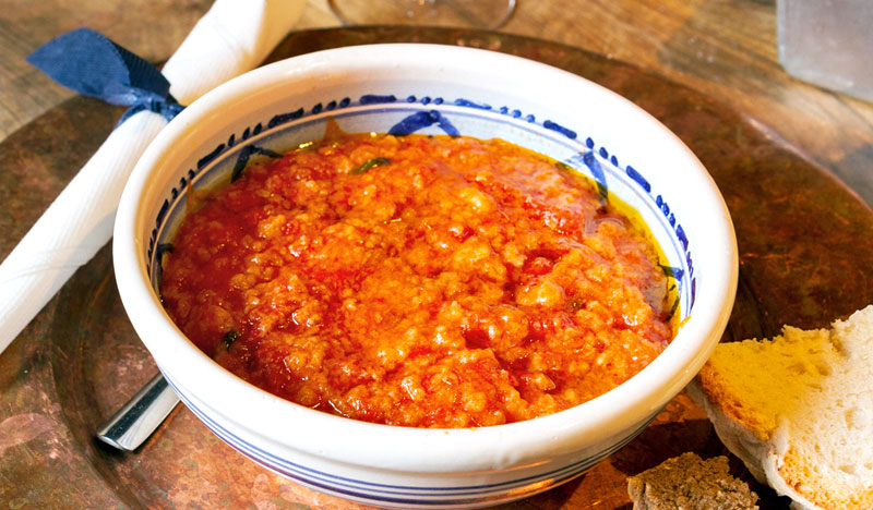 Pappa al pomodoro: pane raffermo condito da artisti