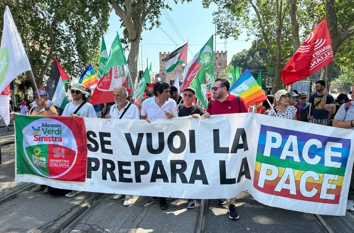 In 100.000 in piazza per dire no alla guerra e al riarmo: il corteo Stop Rearm Europe invade la Capitale