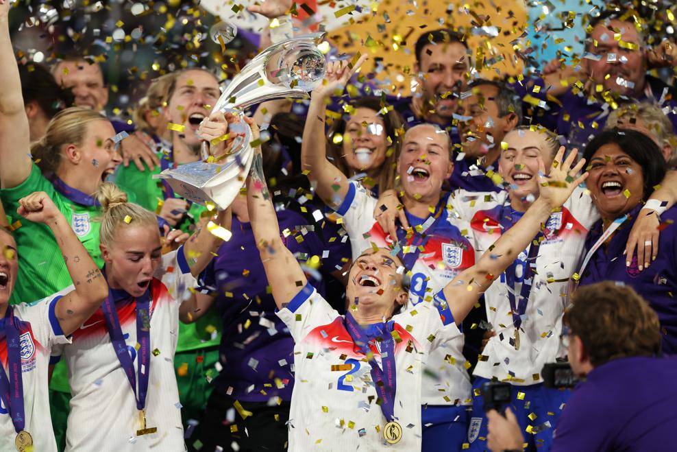 Inghilterra alza la coppa a Women's EURO