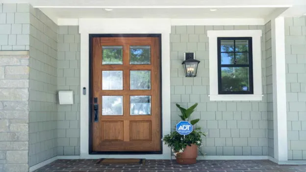 La nuova serratura smart di Yale sblocca e disattiva l’allarme ADT con l’impronta digitale