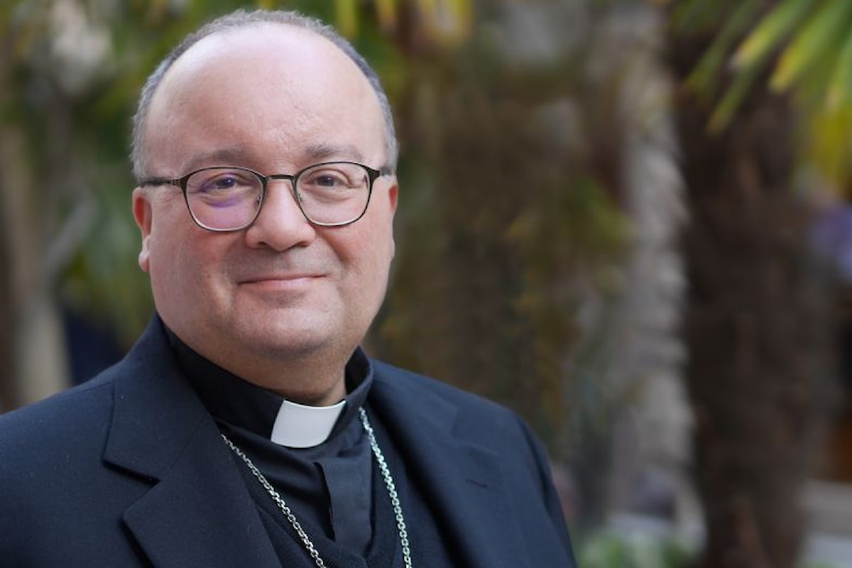 L’arcivescovo della diocesi maltese, monsignor Charles Scicluna, ha dichiarato che la Chiesa dovrebbe esaminare la possibilità di rivedere le sue regole per consentire preti sposati