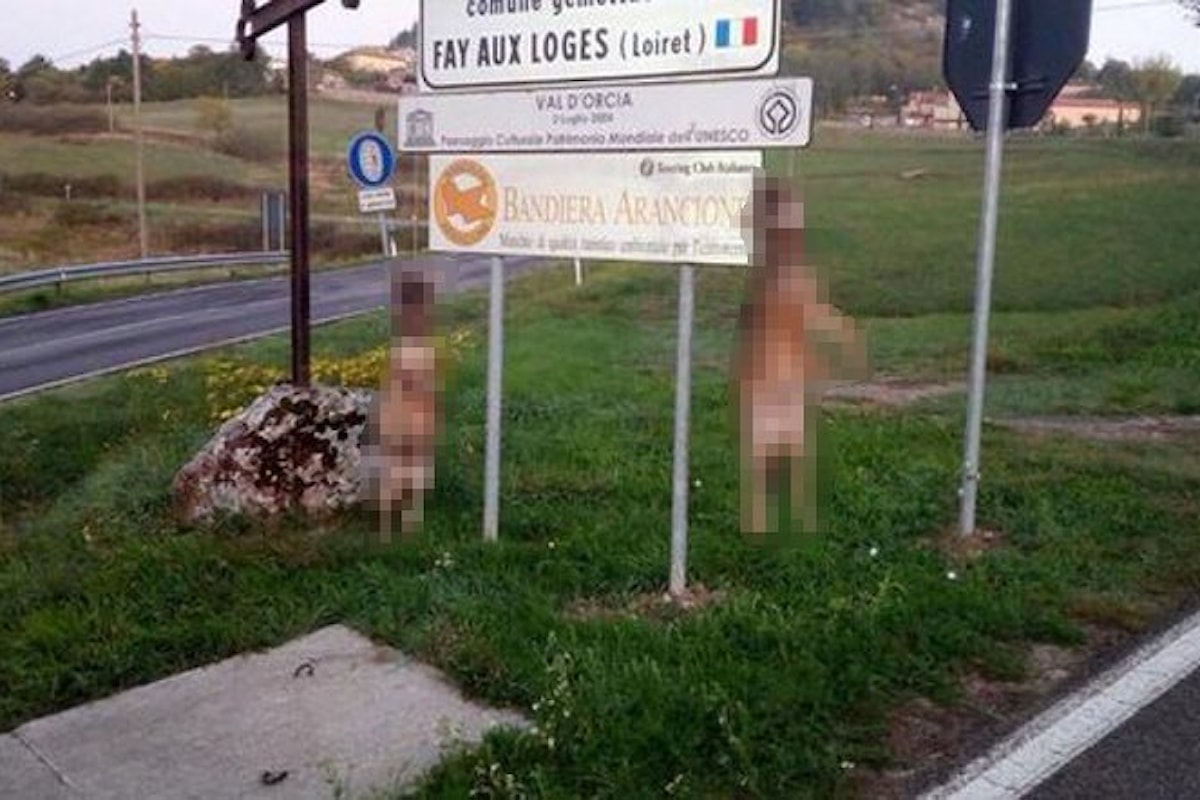 Due lupi appesi ad un cartello stradale all'ingresso di Radicofani, in provincia di Siena