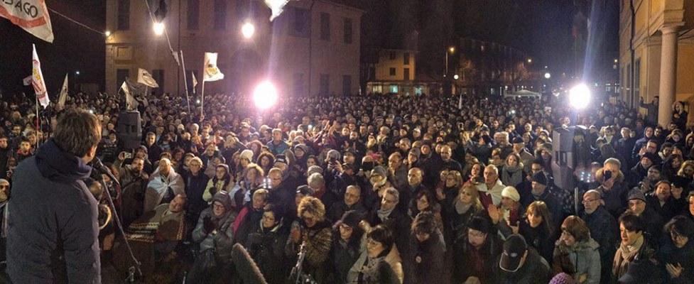 Alessandro Di Battista in piazza ad Arcore ricorda agli italiani (e al Partito di Renzi) i rapporti tra Berlusconi e la Mafia