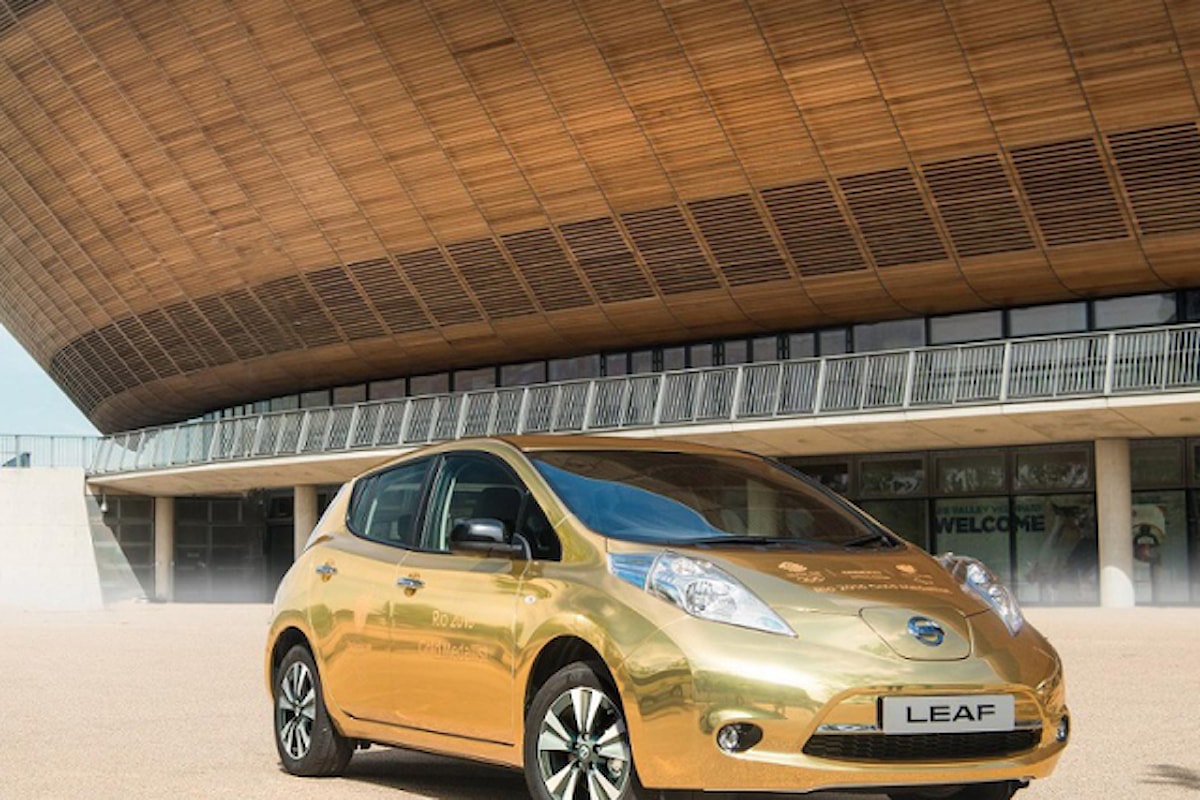 Un'auto elettrica Nissan Leaf dorata per i vincitori delle Olimpiadi di Rio 2016