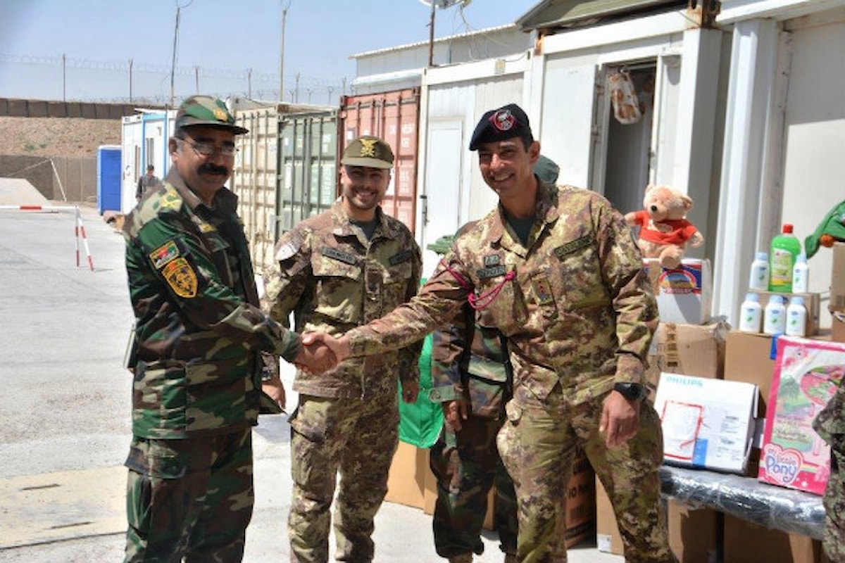 Afghanistan: militari italiani donano materiali ai bambini dei villaggi