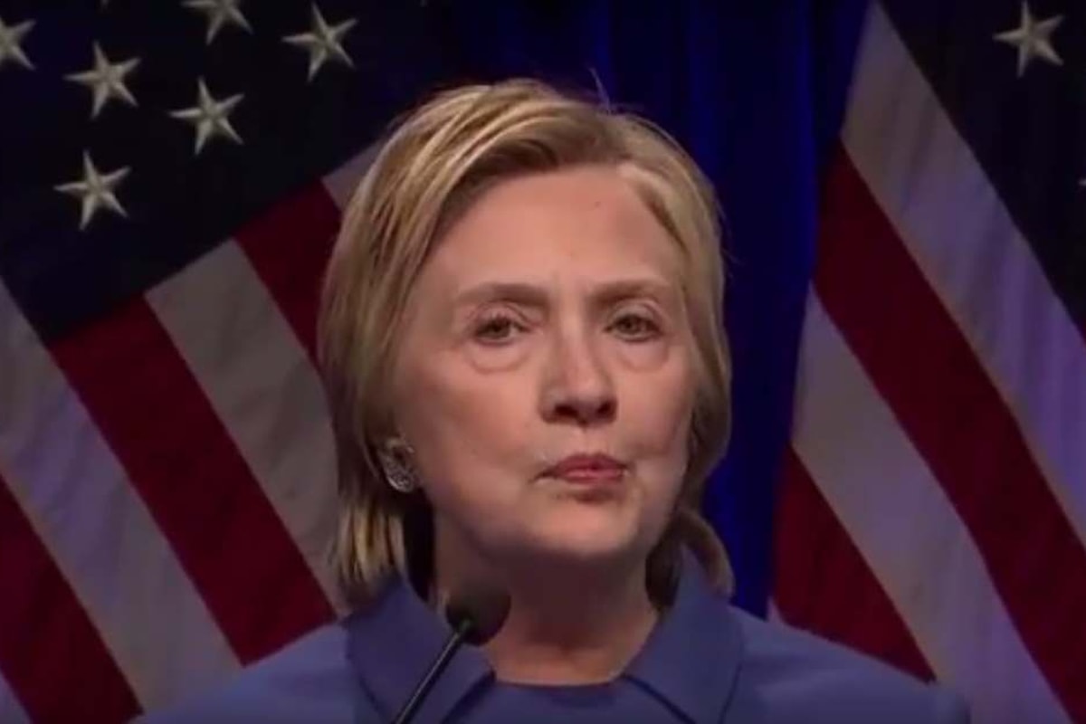 Hillary Clinton appare di nuovo in pubblico dopo la sconfitta: è diventata una vecchia!