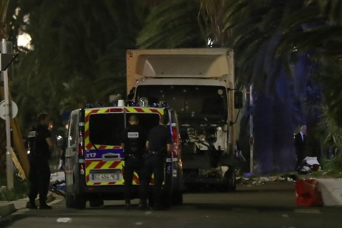 Nizza, camion corre e falcia la folla: è attacco terroristico