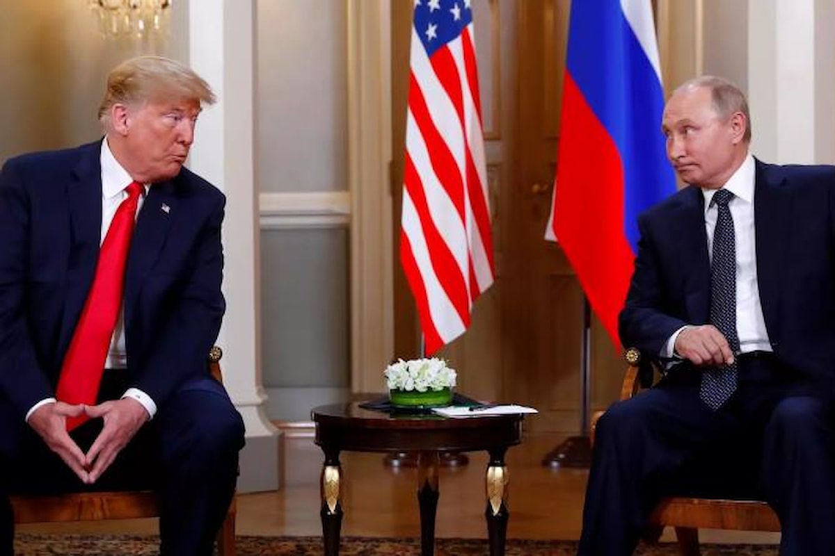 Trump incontra Putin accusando gli Usa di idiozia e stupidità