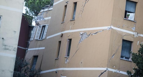 ROMA - PONTE MILVIO - CROLLA UNA PALAZZINA